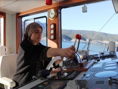 FERİBOT KULLANAN GENÇ KIZ GÖRENLERİ ŞAŞIRTIYOR