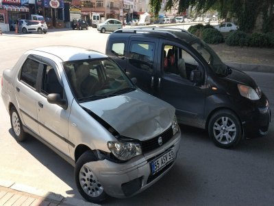 HASTA TAŞIYAN ARAÇLAR ÇARPIŞTI 2 YARALI