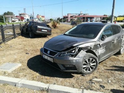 İKİ OTOMOBİL ÇARPIŞTI 8 YARALI
