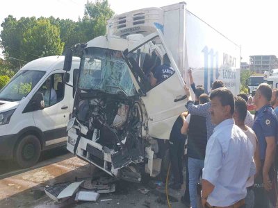 Kamyon TIR'a  çarptı: 1 yaralı