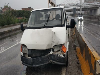 KAMYONET BARİYERE ÇARPTI 1 YARALI