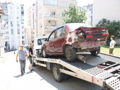KAMYONET DEHŞETİ 10 ARACA ÇARPIP KAÇTI