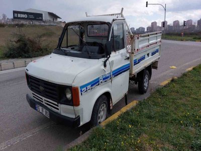 KAMYONET KALDIRIMA ÇARPTI 2 YARALI