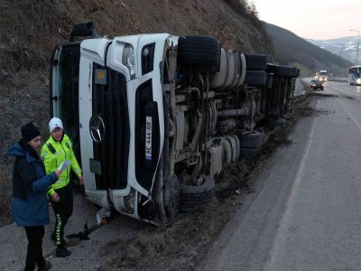 KARGO TIR'I DEVRİLDİ 1 YARALI