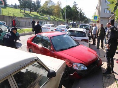 KARŞI ŞERİDE GEÇTİ 2 YARALI
