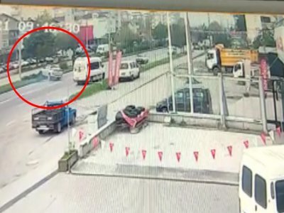 KARŞI ŞERİDE GİRDİ TAKLA ATTI  2 YARALI