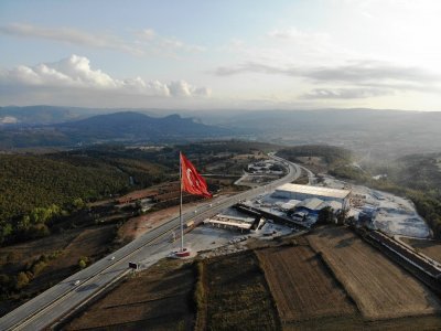 KAVAK TÜRKİYE'NİN EN BÜYÜK BAYRAĞINI GÖNDERE ÇEKTİ