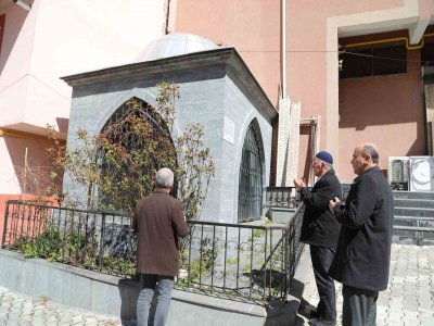 KAVAKLILAR AKŞEMSEDDİN VE BABASINI UNUTMUYOR