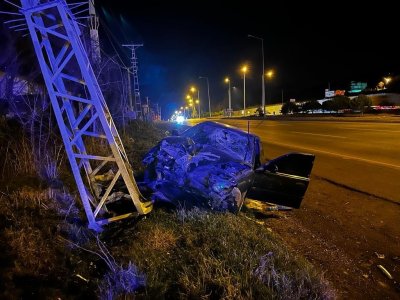 Kavak'ta otomobil direğe çarptı: 1 yaralı