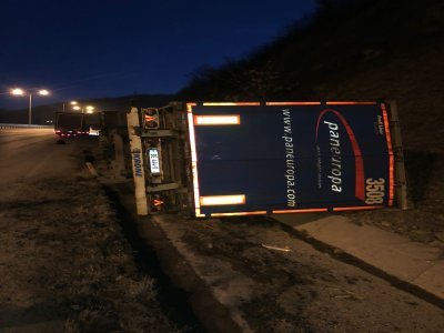 KAVAK’TA TIR DEVRİLDİ. 1 YARALI