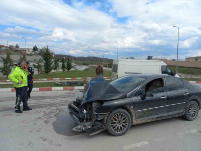 KAVAK'TA TRAFİK KAZASI 2 YARALI