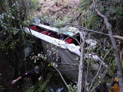 KAVAK'TA YOLCU OTOBÜSÜ UÇURUMA  YUVARLANDI