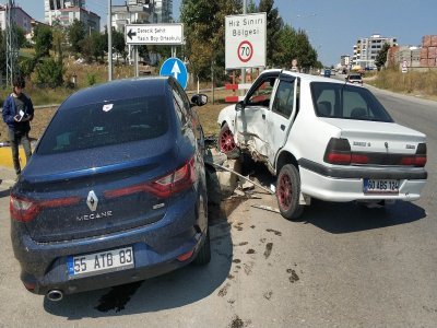 KAVŞAK KAZASI  3 YARALI