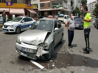 KAVŞAKTA ÇARPIŞTILAR 1 YARALI