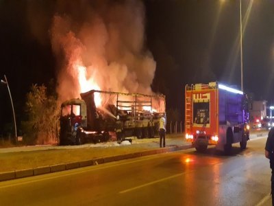 KOCA TIR SANİYELER İÇİNDE KÜL OLDU