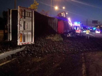 KÖMÜR YÜKLÜ TIR DEVRİLDİ 1 YARALI