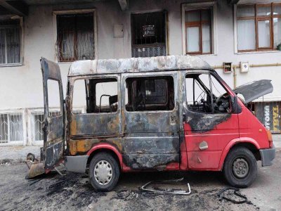 KUNDAKLANAN MİNİBÜS HURDAYA DÖNDÜ
