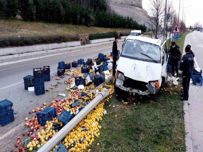MEYVE KAMYONETİ KAZA YAPTI 1 YARALI