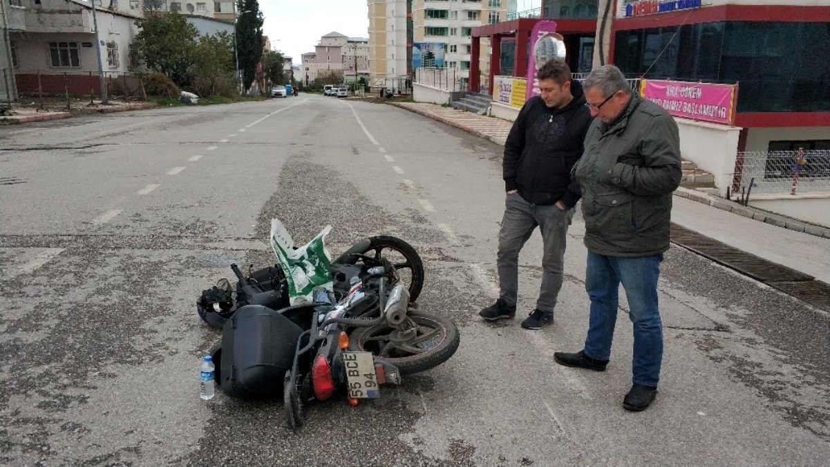 Motosiklet otomobil ile çarpıştı: 1 yaralı