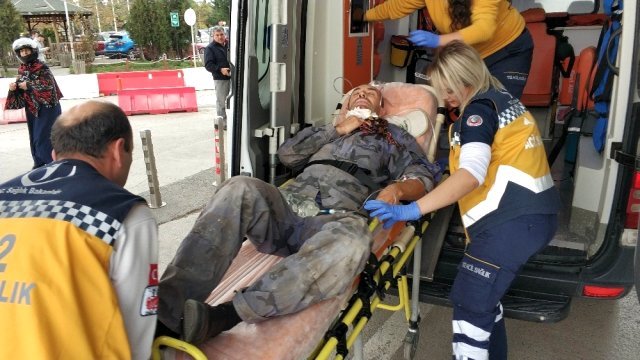 Odun keserken kendi boğazını kesti&nbsp;