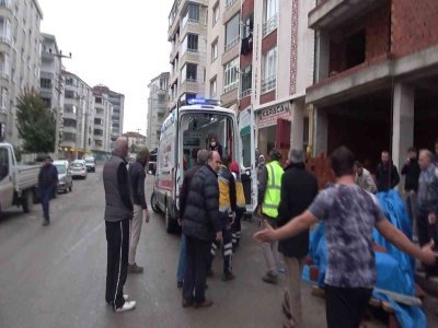 OĞLUNUN GÖZLERİ ÖNÜNDE YERE ÇAKILDI