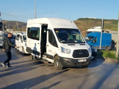 ÖĞRENCİ SERVİSİ KAZA YAPTI 2 YARALI