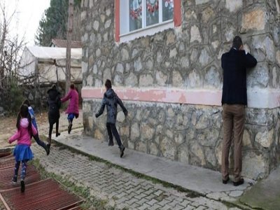 Öğrencileriyle saklambaç oynadı