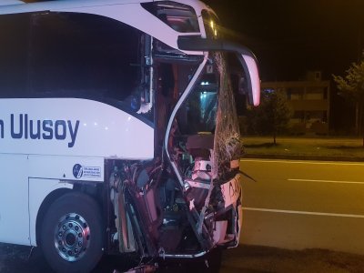 OTOBÜS TIR'A ÇARPTI. FACİADAN DÖNÜLDÜ