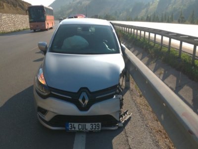 OTOMOBİL BARİYERE ÇARPTI 2 YARALI