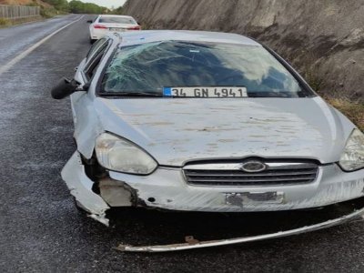 OTOMOBİL BARİYERE ÇARPTI 2 YARALI