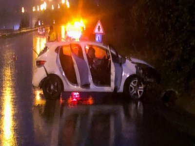 OTOMOBİL BARİYERE ÇARPTI 3 YARALI