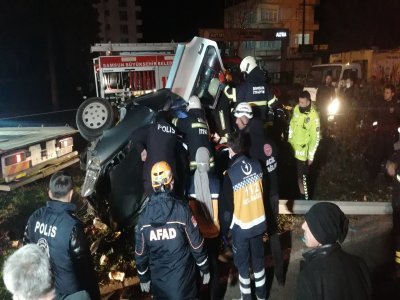  OTOMOBİL DİREĞE ÇARPTI 5 YARALI