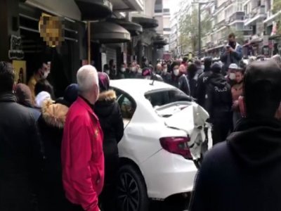 OTOMOBİL DÜKKANA GİRDİ 3 YARALI
