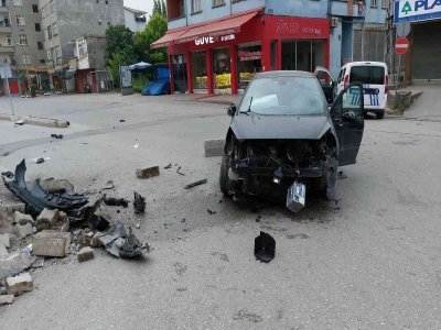 OTOMOBİL İLE KALDIRIMA ÇIKTI