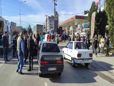 OTOMOBİL MOTOSİKLETE ÇARPTI 2 YARALI