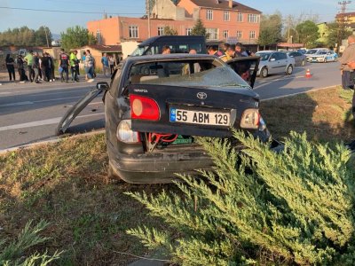 OTOMOBİL ÖĞRENCİ SERVİSİ İLE ÇARPIŞTI 5 YARALI