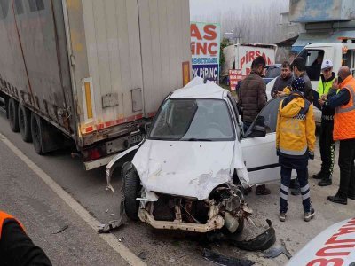 OTOMOBİL TIR'A ÇARPTI