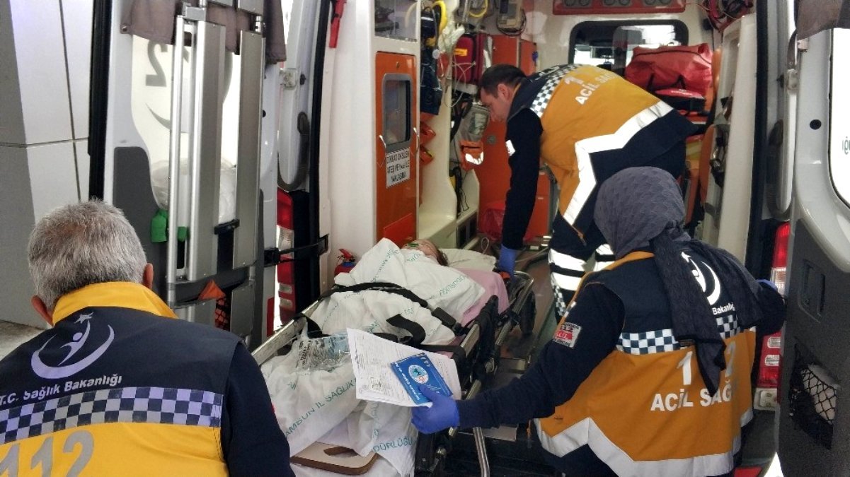 Pencereden düşen ikizlerden biri ağır yaralanırken, diğerini ise direğe tırmanan kurye kurtardı