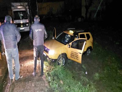 POLİS ARACINA ÇARPTI BAHÇEYE UÇTU