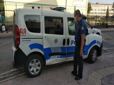  POLİS ARACINA ÇARPTI
