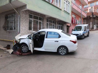 POLİSTEN KAÇARKEN KAZA YAPTI