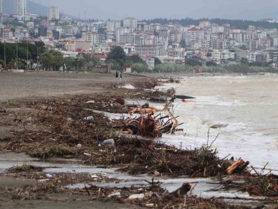 Samsun plajları çöplerle doldu