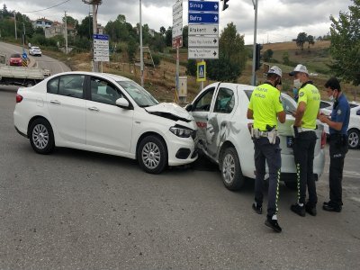 SAMSUN'DA KAVŞAK KAZASI 2 YARALI