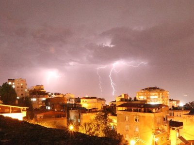 Samsun’da şimşekler geceyi aydınlattı