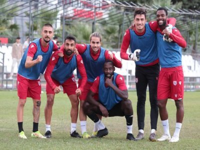 SAMSUNSPOR 3 FUTBOLCUYU GÖNDERDİ
