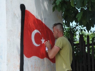 SANATINI DUVARLARA İŞLİYOR 