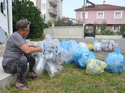 SOKAK HAYVANLARI İÇİN ATIK TOPLUYOR