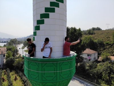TELEFONU ÇEKMEYEN MİNAREYE ÇIKIYOR