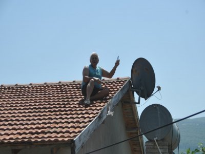 TELEFONU OLAN ÇATIYA ÇIKIYOR