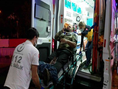 TİCARİ ARAÇLA TIR ÇARPIŞTI 2 YARALI